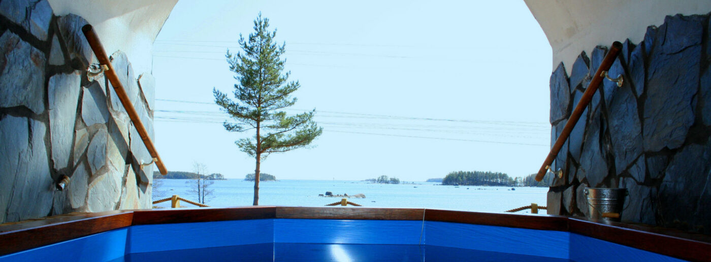 Luolasaunan lämminvesiallas ja merimaisemat - Santalahti Resort - Kotka Finland