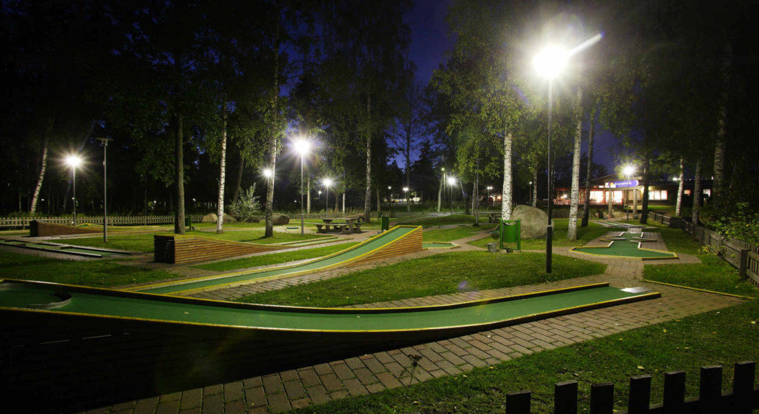 Minigolf Park iltavalaistuksessa- Santalahti Resort - Kotka Finland