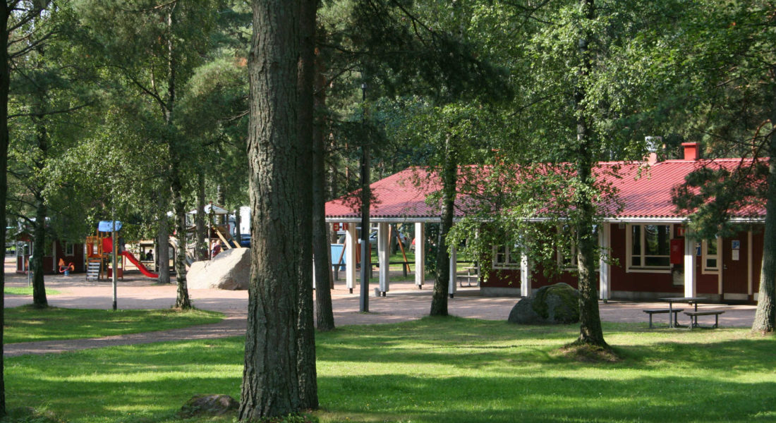 Leirintäalue camping nurmikkoa ja huoltorakennus - Santalahti Resort - Kotka Finland