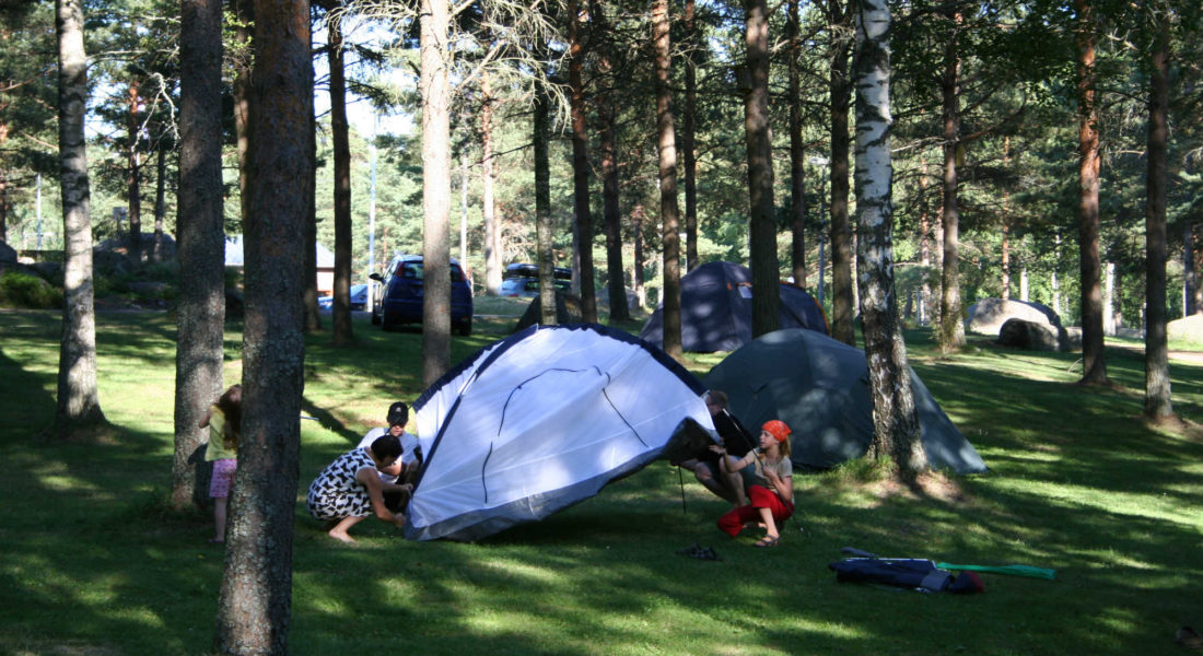 Leirintäalue camping, perhe pystyttää telttaa - Santalahti Resort - Kotka Finland
