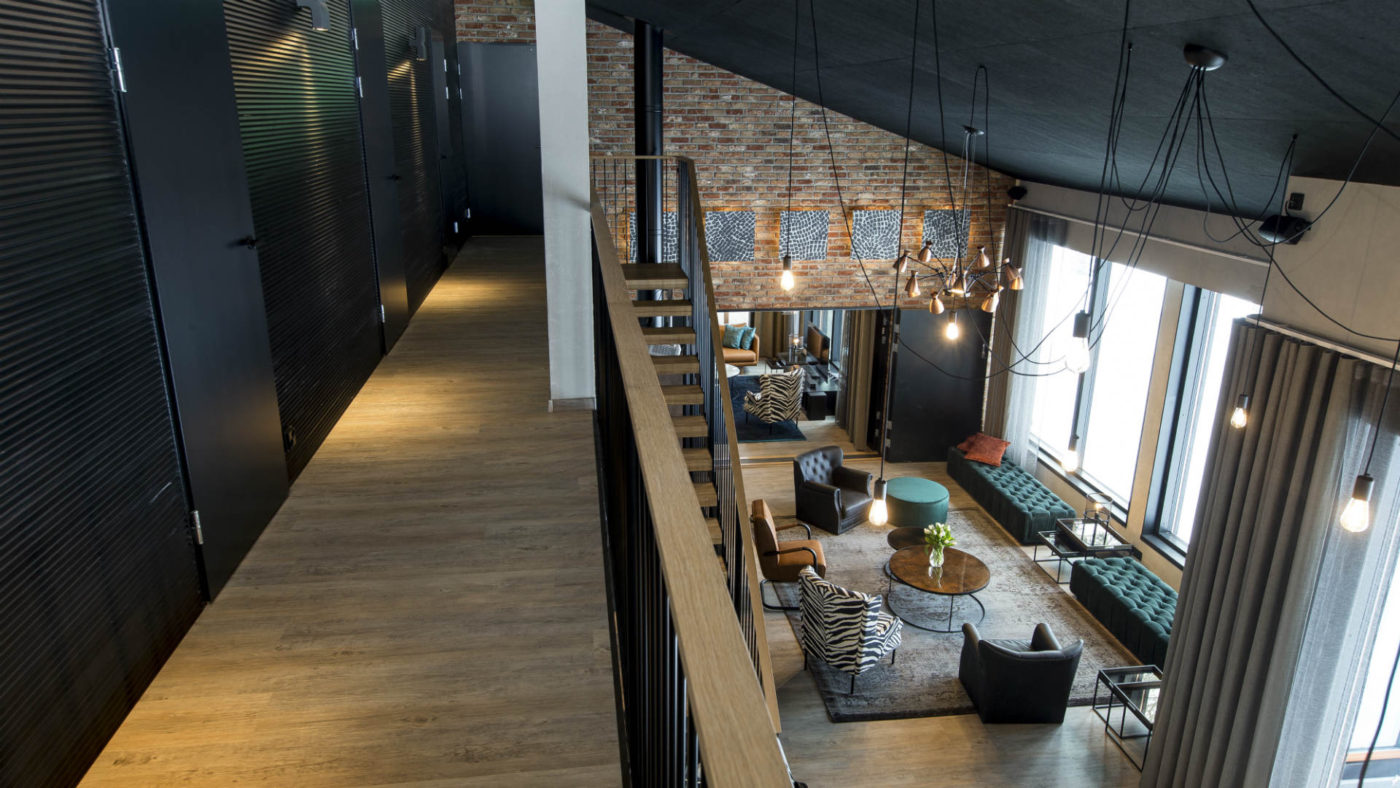 Villa Aava olohuone ja yläkerta - Santalahti Resort - Kotka Finland
