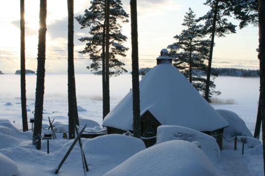 Lapin Kota ulkokuva talvella, lunta ja meri jäässä - Santalahti Resort - Kotka Finland