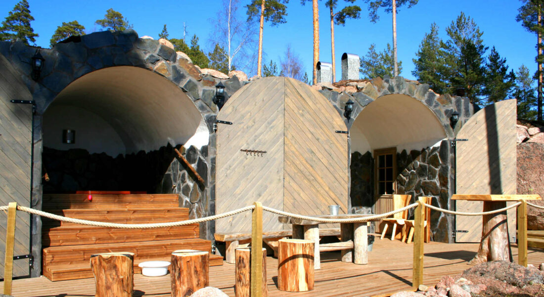 Luolasavusauna, terassi ja lämminvesiallas auringonpaisteessa - Santalahti Resort - Kotka Finland