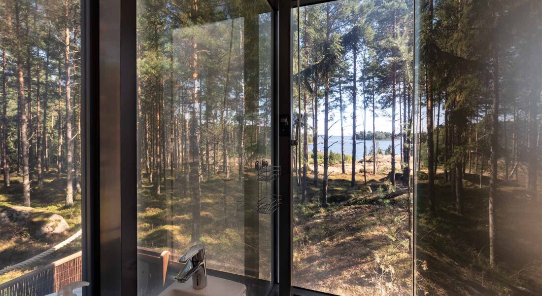 Santa Glass Villa sisäkuva suihkusta, ikkunan sähkökalvot päältä joten ikkunoista näkyy läpi - Santalahti Resort - Kotka Finland