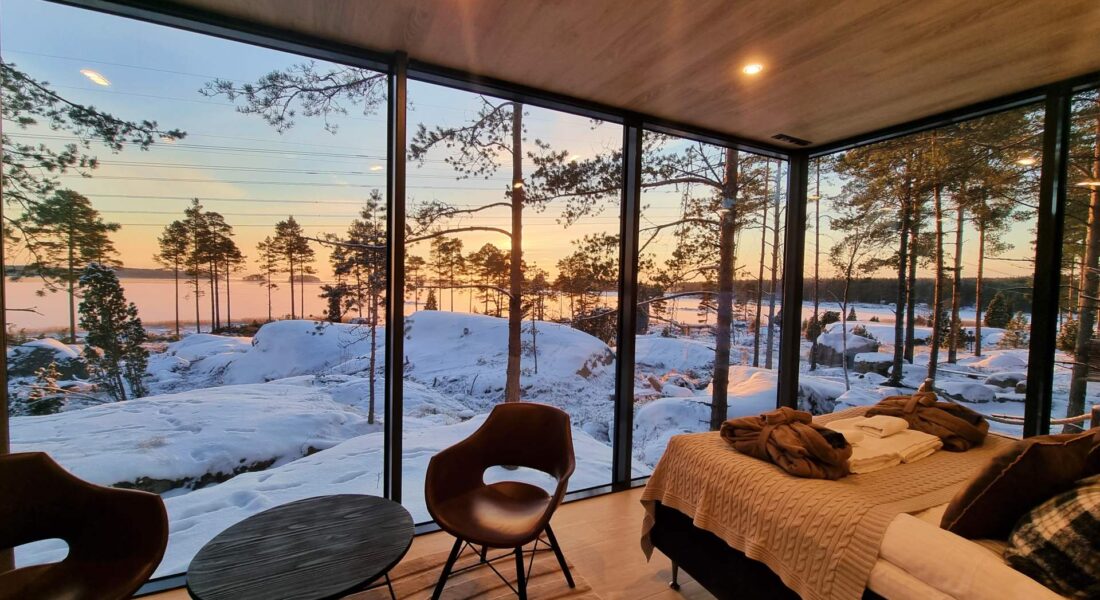 Santa Glass Villa näkymä sisältä ulos talvinen maisema merelle - Santalahti Resort - Kotka Finland