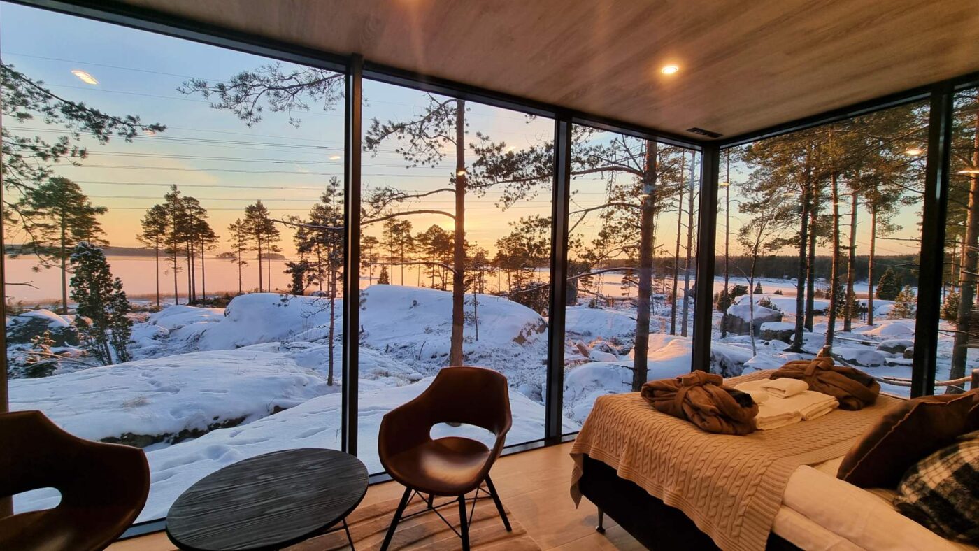 Santa Glass Villa näkymä sisältä ulos talvinen maisema merelle - Santalahti Resort - Kotka Finland
