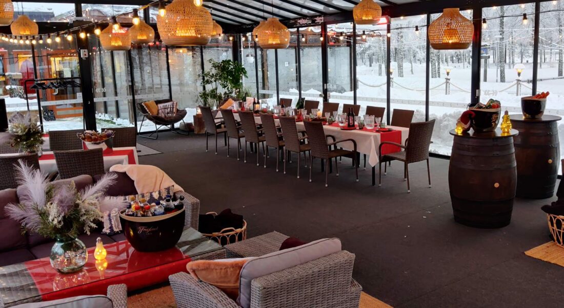 Bisto Santalahti Meripaviljonki pikkujoulukattaus ja taustalla luminen maisema - Santalahti Resort - Kotka Finland