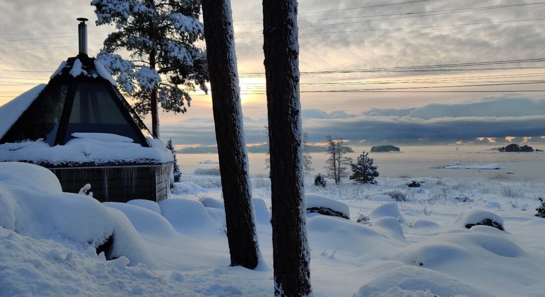 Santa Glass Sauna talvinen lumimaisema ja meri jäätyy sekä höyryää- Santalahti Resort - Kotka Finland