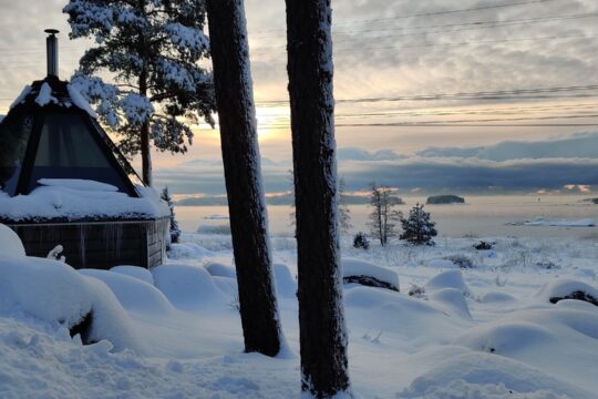Santa Glass Sauna talvinen lumimaisema ja meri jäätyy sekä höyryää- Santalahti Resort - Kotka Finland