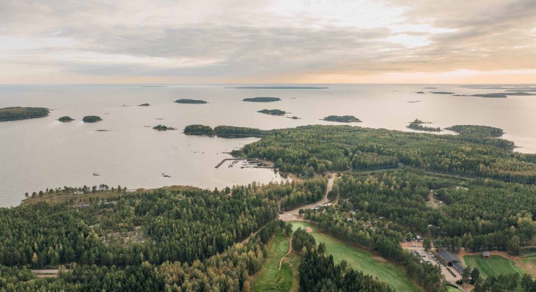 Ilmakuva kuvattu länteen, Santalahti Resort ja avomerimaisemat - Santalahti Resort - Kotka Finland