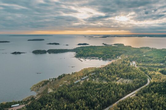 Ilmakuva kuvattu länteen, Santalahti Resort ja avomerimaisemat - Santalahti Resort - Kotka Finland