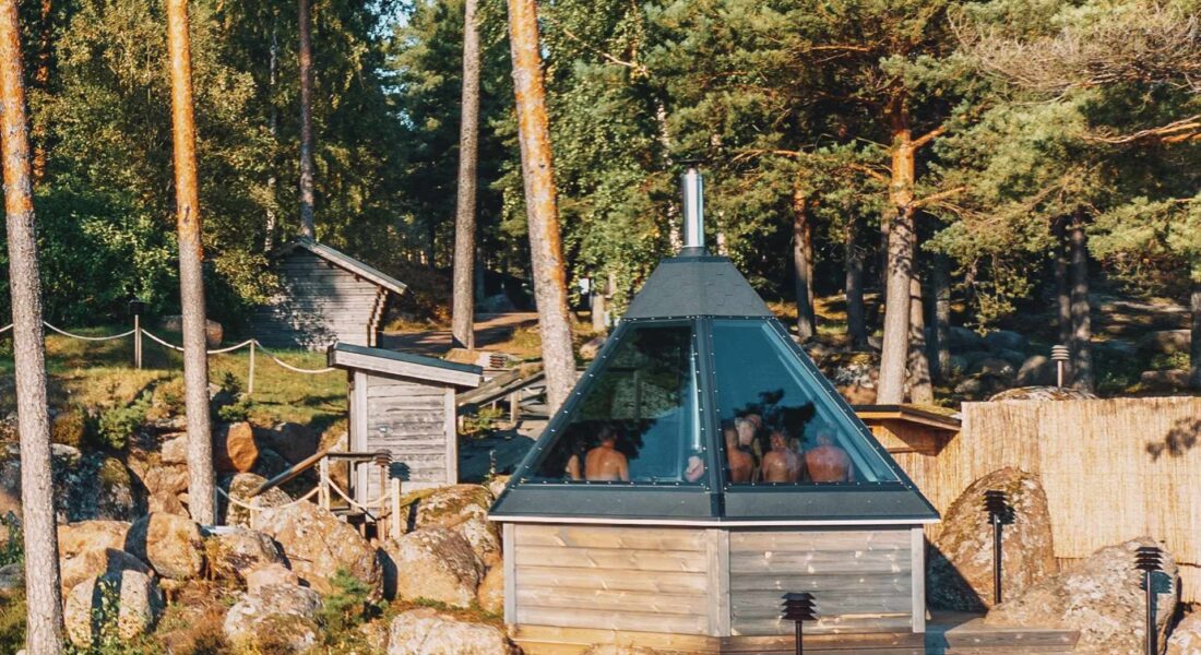 Santa Glass Sauna ulkokuva - saunojat näkyy lasin läpi- Santalahti Resort - Kotka Finland