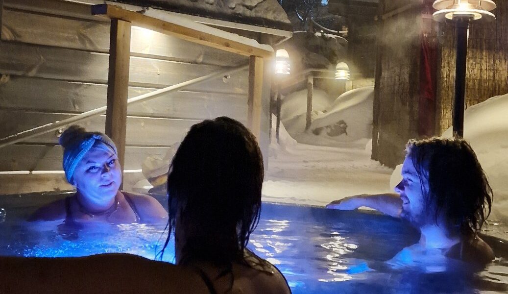 Santa Glass Saunan lämminvesiallas hot tub ja ihmisiä altaassa - Santalahti Resort - Kotka Finland